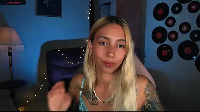 Snapshot of Saucy_Jenn chatting on 02.20.25 Saucy Jenn online show from 02.20.25