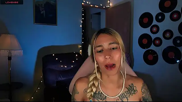 Snapshot of Saucy_Jenn chatting on 02.21.25 Saucy Jenn online show from 02.21.25