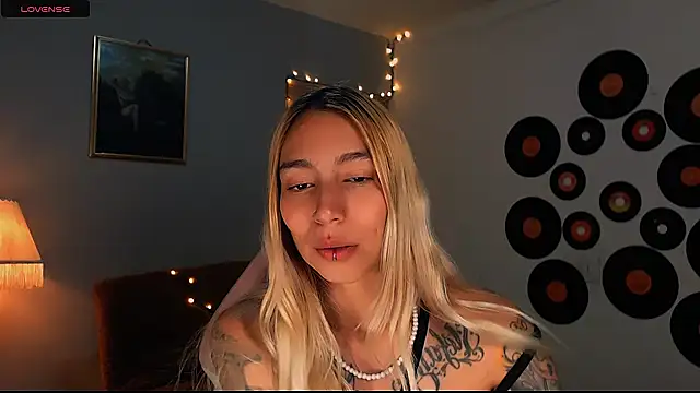 Snapshot of Saucy_Jenn chatting on 02.28.25 Saucy Jenn online show from 02.28.25