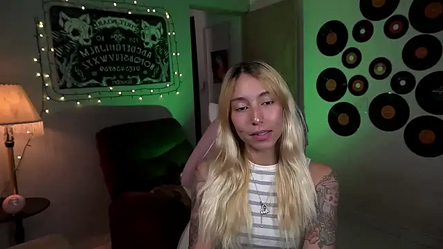 Snapshot of Saucy_Jenn chatting on 03.15.25 Saucy Jenn online show from 03.15.25