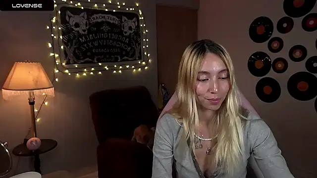 Snapshot of Saucy_Jenn chatting on 03.16.25 Saucy Jenn online show from 03.16.25