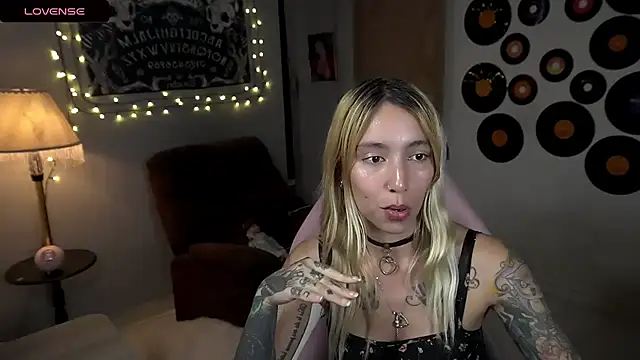 Snapshot of Saucy_Jenn chatting on 03.23.25 Saucy Jenn online show from 03.23.25