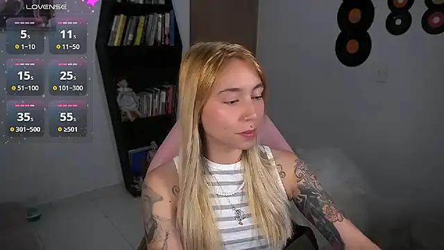 Snapshot of Saucy_Jenn chatting on 09.17.25 Saucy Jenn online show from 09.17.25