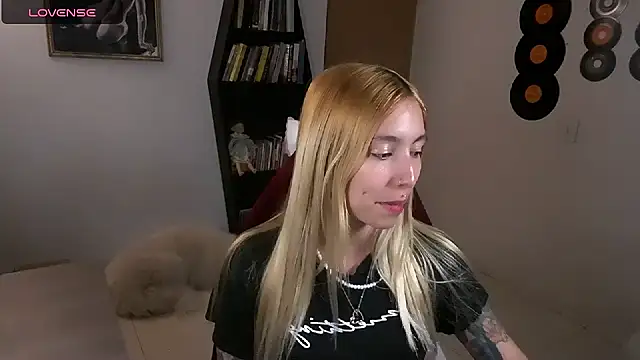 Snapshot of Saucy_Jenn chatting on 10.04.25 Saucy Jenn online show from 10.04.25