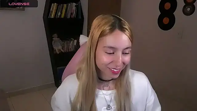 Snapshot of Saucy_Jenn chatting on 10.17.25 Saucy Jenn online show from 10.17.25