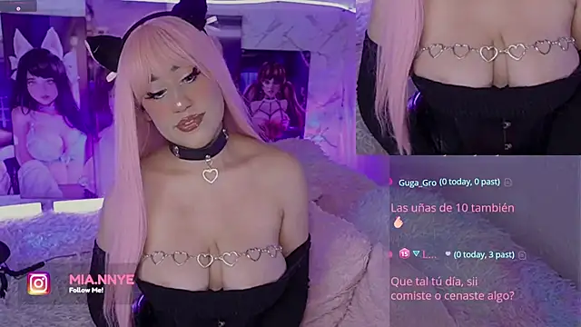 Snapshot of MiaMammie chatting on 12.19.24 MiaMammie online show from 12.19.24