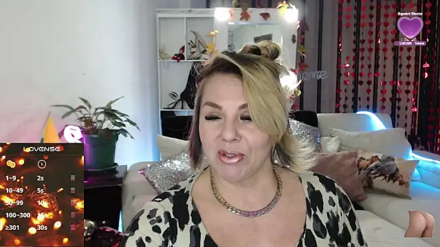 Snapshot of Myrnasexxx chatting on 02.14.25 Myrnasexxx online show from 02.14.25