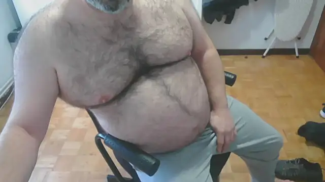 Snapshot of mikeyhotbear chatting on 11.25.25 mikeyhotbear online show from 11.25.25