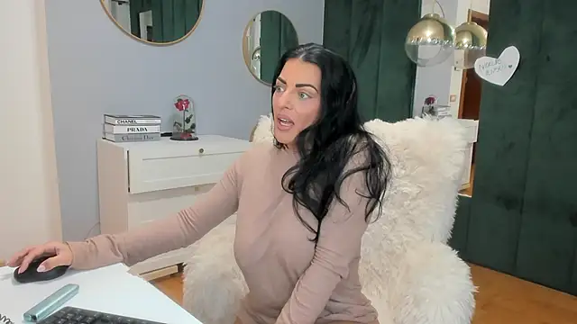 Snapshot of ElisaBaxter chatting on 11.02.25 ElisaBaxter online show from 11.02.25