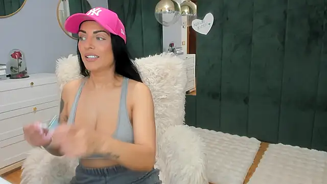 Snapshot of ElisaBaxter chatting on 11.24.25 ElisaBaxter online show from 11.24.25