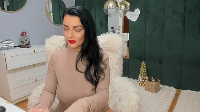 Snapshot of ElisaBaxter chatting on 12.20.25 ElisaBaxter online show from 12.20.25