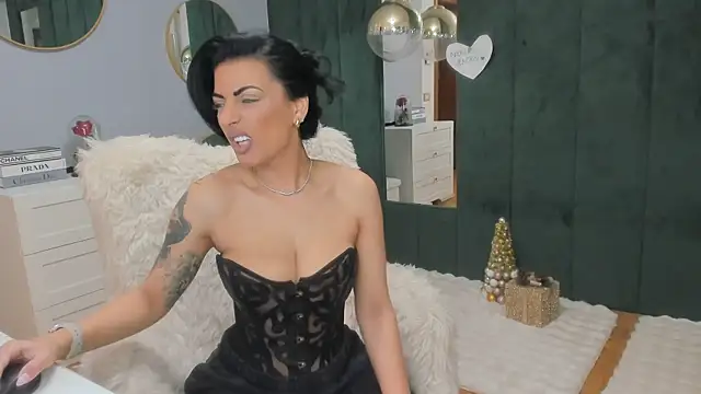 Snapshot of ElisaBaxter chatting on 01.07.26 ElisaBaxter online show from 01.07.26