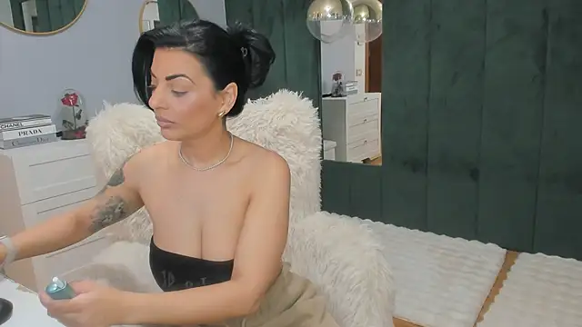 Snapshot of ElisaBaxter chatting on 01.15.26 ElisaBaxter online show from 01.15.26