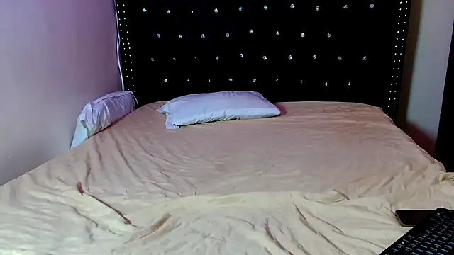 Snapshot of Toomuchbooty33 chatting on 09.30.25 Toomuchbooty33 online show from 09.30.25