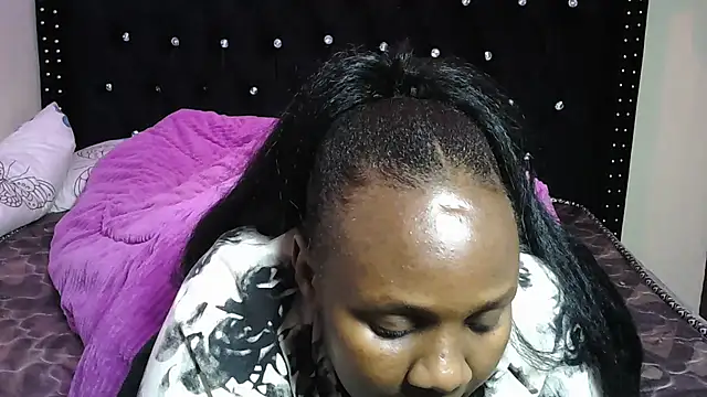 Snapshot of Toomuchbooty33 chatting on 10.30.25 Toomuchbooty33 online show from 10.30.25