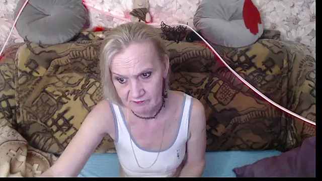 Snapshot of MissBekker chatting on 12.17.24 MissBekker online show from 12.17.24