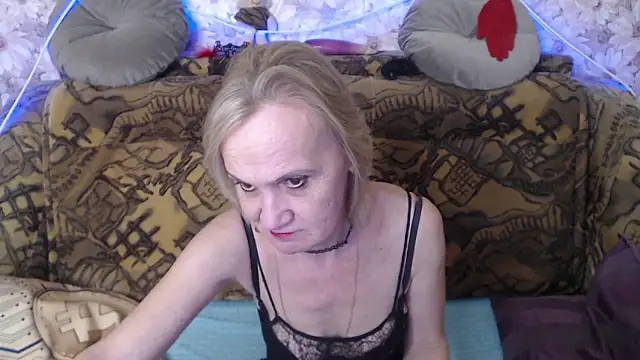 Snapshot of MissBekker chatting on 01.08.25 MissBekker online show from 01.08.25