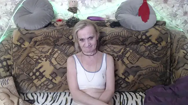 Snapshot of MissBekker chatting on 01.11.25 MissBekker online show from 01.11.25