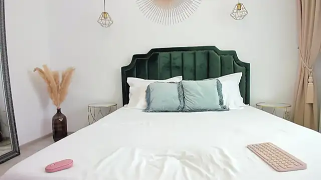 Snapshot of xLorenna chatting on 03.27.26 xLorenna online show from 03.27.26