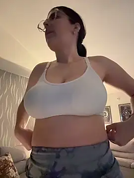 Snapshot of _Niah_ chatting on 04.04.26 Niah online show from 04.04.26