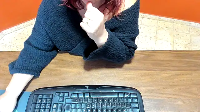 NikkiHolland online show from 11.05.25