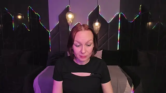 Snapshot of NikaGentle chatting on 11.23.25 NikaGentle online show from 11.23.25