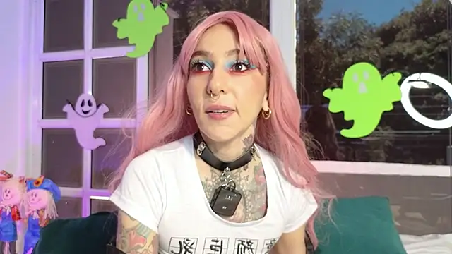 Snapshot of Evangelyne_1 chatting on 10.26.25 Evangelyne 1 online show from 10.26.25