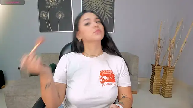 Snapshot of ToriCrossX chatting on 01.21.25 ToriCrossX online show from 01.21.25