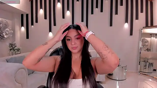 Snapshot of ToriCrossX chatting on 02.04.25 ToriCrossX online show from 02.04.25