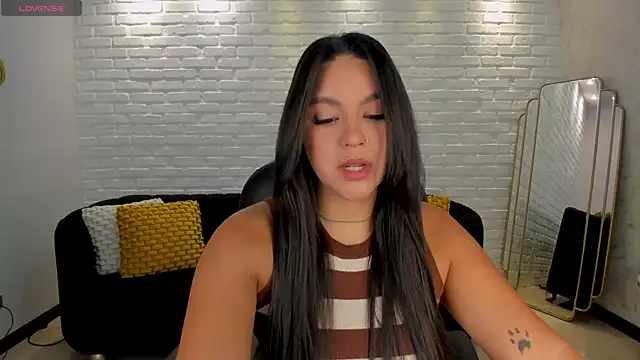 Snapshot of ToriCrossX chatting on 03.05.25 ToriCrossX online show from 03.05.25