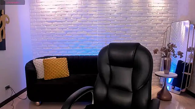 Snapshot of ToriCrossX chatting on 03.06.25 ToriCrossX online show from 03.06.25