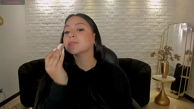 Snapshot of ToriCrossX chatting on 03.08.25 ToriCrossX online show from 03.08.25