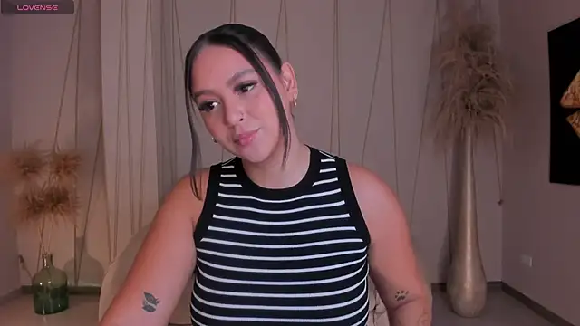 Snapshot of ToriCrossX chatting on 09.13.25 ToriCrossX online show from 09.13.25