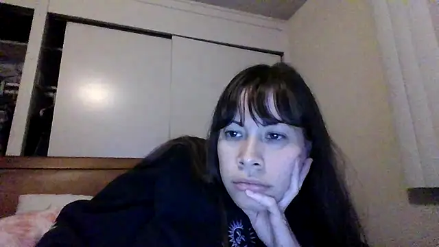 Snapshot of petitedoll29 chatting on 12.19.24 petitedoll29 online show from 12.19.24