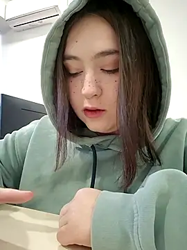 Snapshot of Yammy_Yumi chatting on 11.04.25 Yammy Yumi online show from 11.04.25