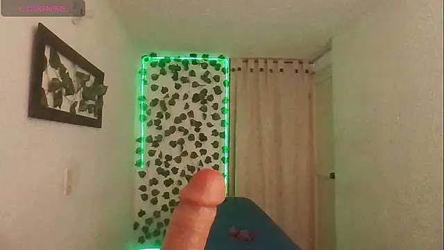 Snapshot of SexDiffrent chatting on 11.26.25 SexDiffrent online show from 11.26.25