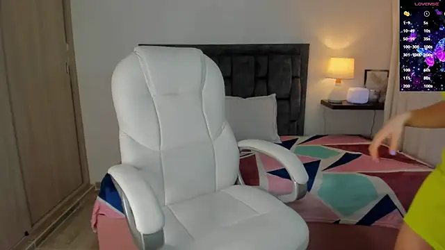 Snapshot of lucia_s1 chatting on 02.11.25 lucia s1 online show from 02.11.25