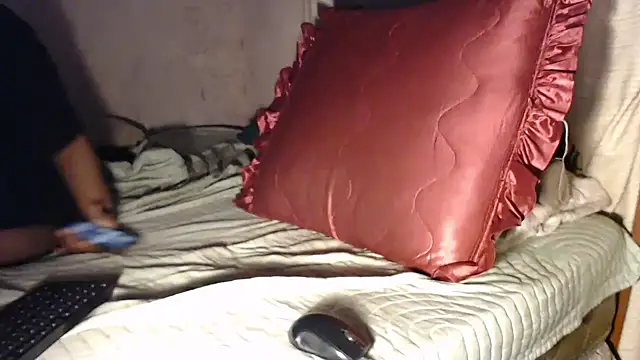 Snapshot of devine_TATAS chatting on 10.08.25 devine TATAS online show from 10.08.25