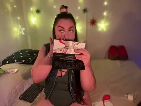 Im sophiie online show from 12.19.24