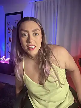 Snapshot of Im_sophiie chatting on 11.08.25 Im sophiie online show from 11.08.25