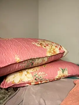 Snapshot of _yisela_ chatting on 10.28.25 yisela online show from 10.28.25