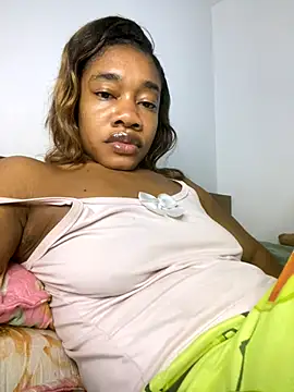 Snapshot of _yisela_ chatting on 10.30.25 yisela online show from 10.30.25