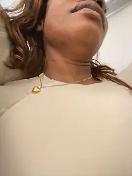 Snapshot of _yisela_ chatting on 11.20.25 yisela online show from 11.20.25