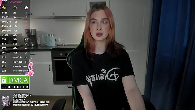 Snapshot of Lee_Loo chatting on 01.01.25 Lee Loo online show from 01.01.25