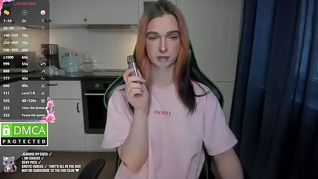 Snapshot of Lee_Loo chatting on 01.19.25 Lee Loo online show from 01.19.25