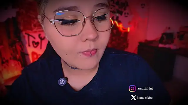 Snapshot of Laura_takint chatting on 10.03.25 Laura takint online show from 10.03.25