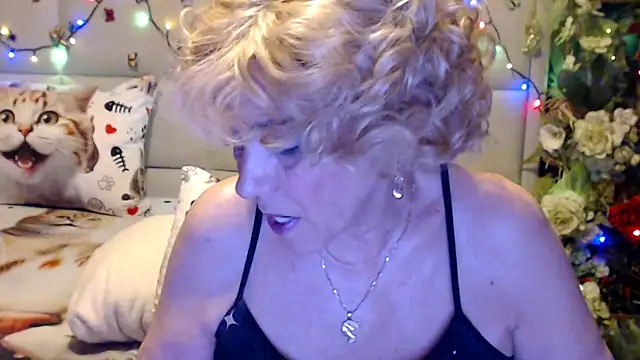 Snapshot of HappyWomanOn chatting on 03.17.26 HappyWomanOn online show from 03.17.26