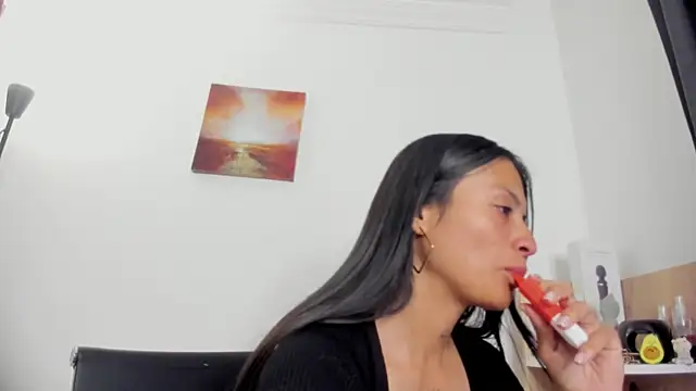 Snapshot of nia__white chatting on 06.10.26 nia white online show from 06.10.26
