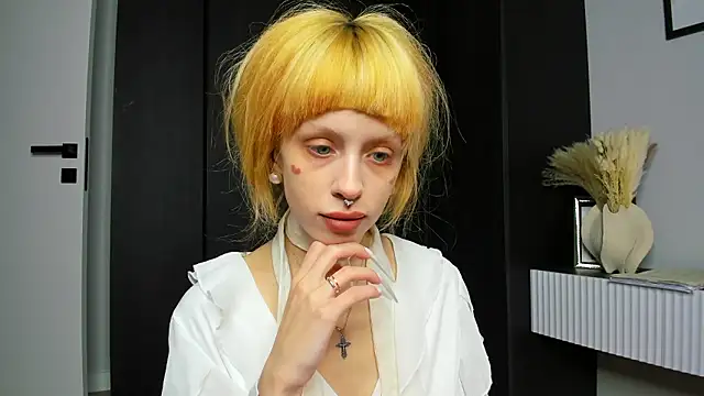 Snapshot of FlowerOfSin2001 chatting on 03.01.26 FlowerOfSin2001 online show from 03.01.26