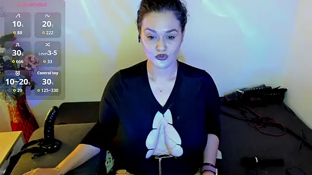 Snapshot of Laura_sinner chatting on 06.18.26 Laura sinner online show from 06.18.26